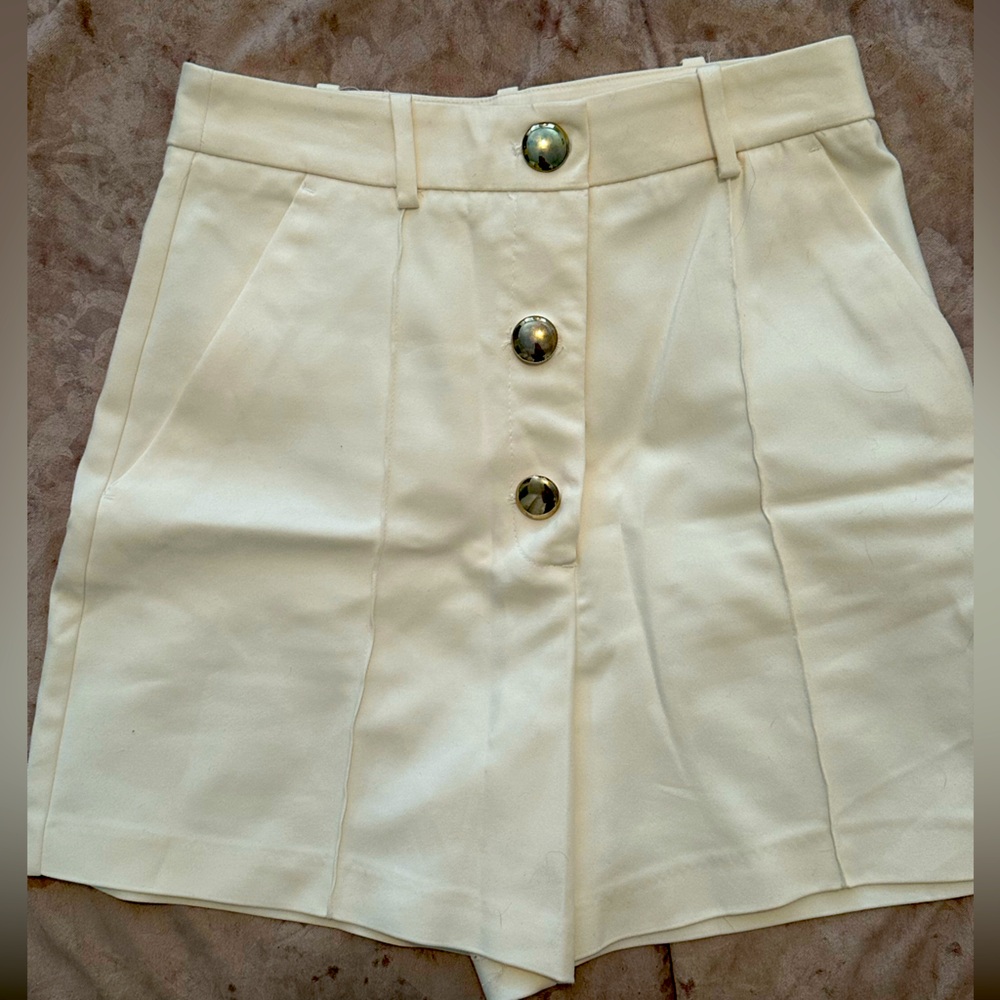 ZARA WHITE PLEATED SHORTS- HIGHWAISTED- NWT